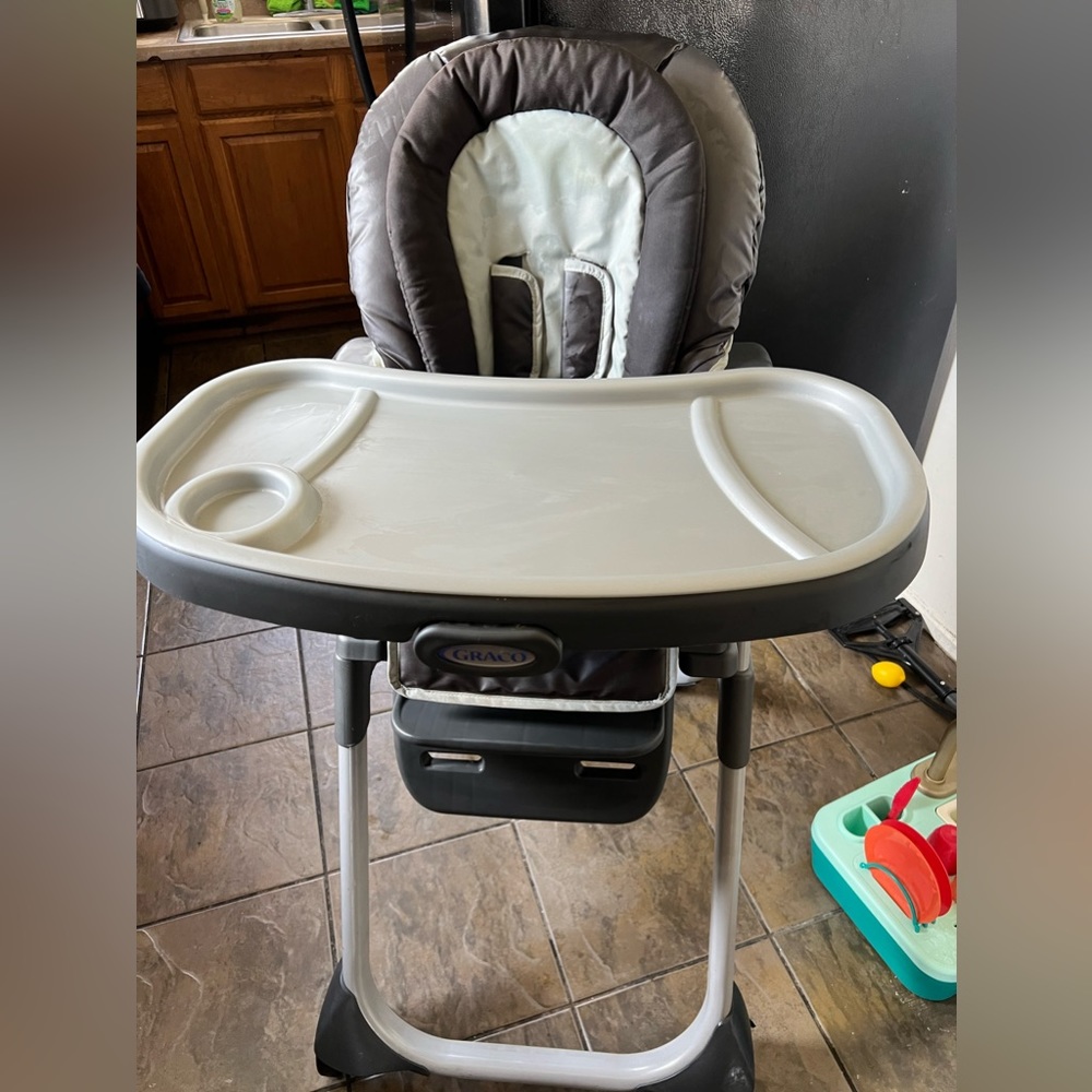 Graco baby high chair. No damages looks brand new will clean for buyer